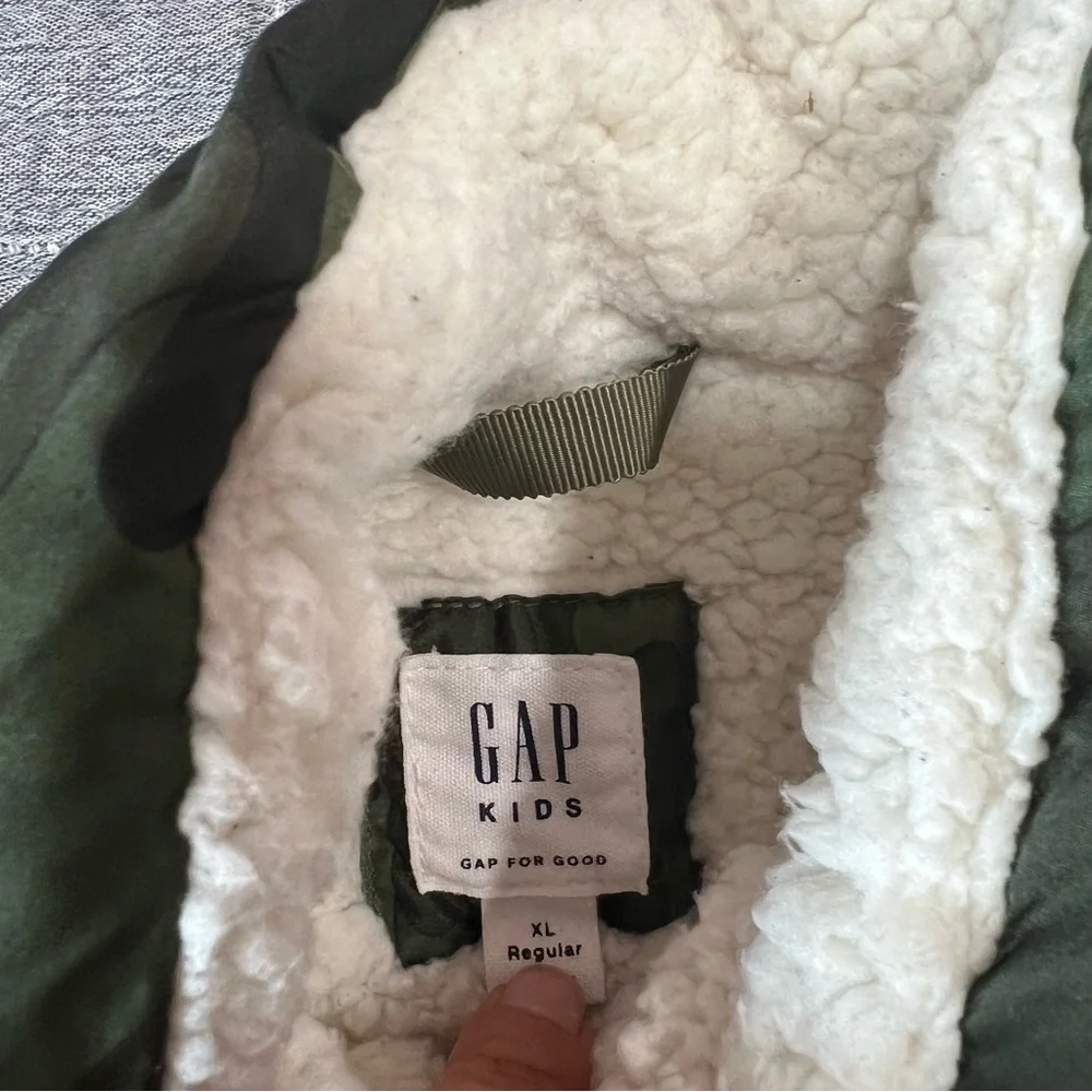 GAP Kids Camouflage sherpa lined vest with Pink‎ Trim Size XL